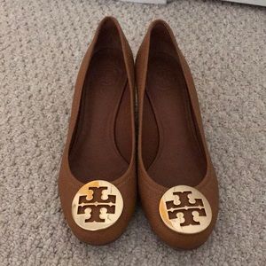 Tory Burch Chelsea wedges in tan sz 6
